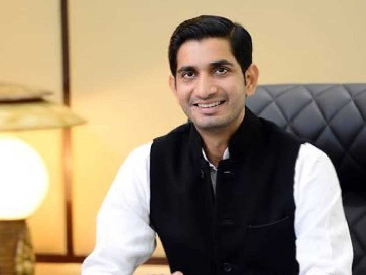 हाथरस हादसा : मृतकों के परिजनों को सपा सांसद ने दी एक-एक लाख रुपये की मदद